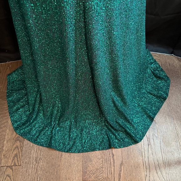 City Triangles NWOT Emerald Green V-Neck Formal Gown. Size 11 - Picture 8 of 10